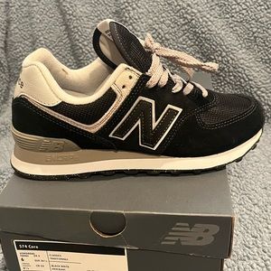 Women’s Black New Balance 574
